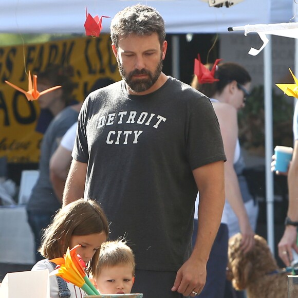 Ben Affleck emmène ses enfants Samuel et Seraphina se promener au Farmer's market à Atlanta, le 8 août 2015.