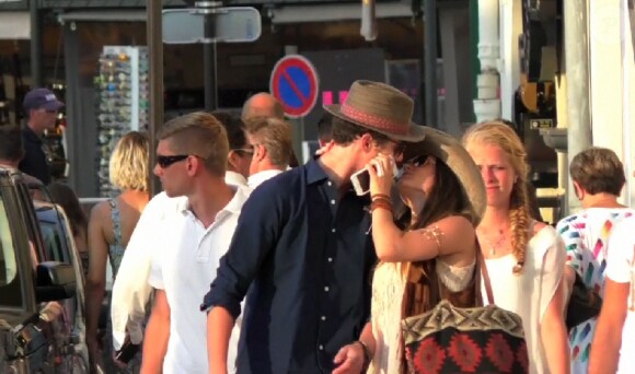 Exclusif - Louis Sarkozy et Capucine Anav s'embrassent lors d'une après-midi shopping puis vont dîner dans un restaurant à Saint-Tropez le 23 juillet 2015