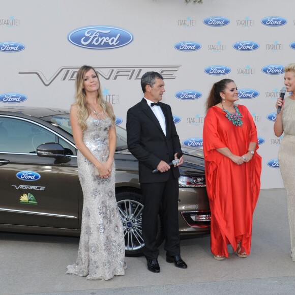 Nicole Kimpel, son compagnon Antonio Banderas, Anne Igartiburu, guest - People lors du "Starlite Gala" à Marbella, le 9 août 2015.