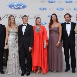 Nicole Kimpel, son compagnon Antonio Banderas et Anne Igartiburu entourés d'invités - People lors du "Starlite Gala" à Marbella, le 9 août 2015.