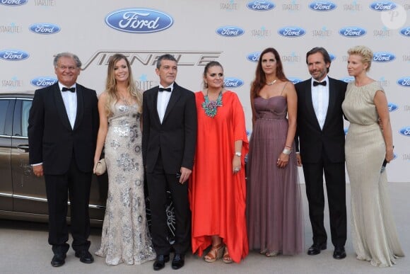 Nicole Kimpel, son compagnon Antonio Banderas et Anne Igartiburu entourés d'invités - People lors du "Starlite Gala" à Marbella, le 9 août 2015.