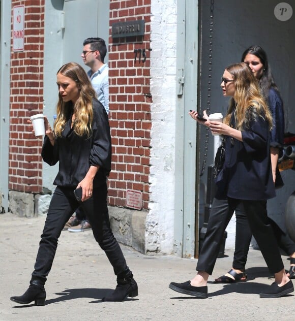 Les soeurs jumelles Mary-Kate et Ashley Olsen à New York, le 8 mai 2015.