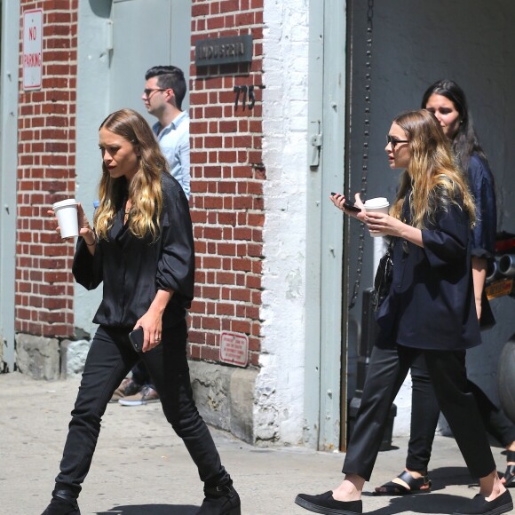 Les soeurs jumelles Mary-Kate et Ashley Olsen à New York, le 8 mai 2015.