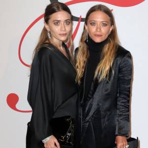 Les soeurs jumelles Mary-Kate et Ashley Olsen aux CFDA Fashion Awards 2015 à New York, le 1er juin 2015.