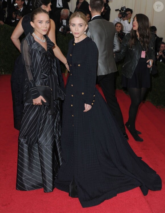Les jumelles Mary-Kate et Ashley Olsen au Met Gala 2014 à New York, le 5 mai 2014.