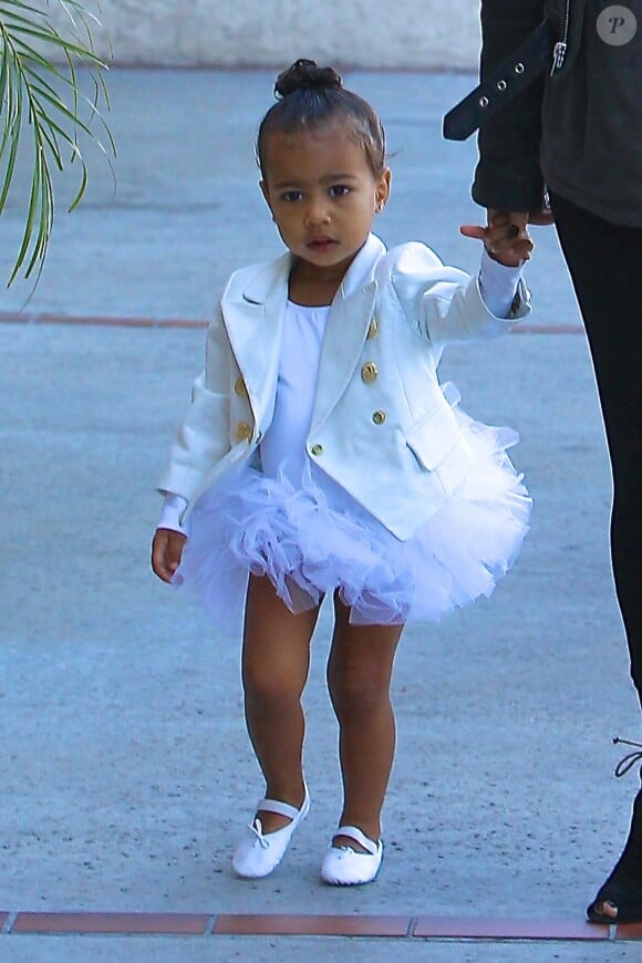 Kim Kardashian accompagne son petit ange une fois de plus tout en blanc, habillée d'un tutu et d'une veste Balmain pour ses leçons de danse, le 28 mai 2015 à Los Angeles