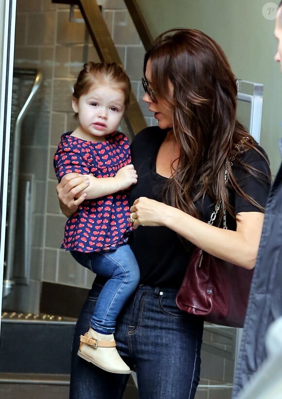 Blouse bleue marine à coeurs rouges, jean slim, et bottines, Harper accompagne sa maman faire du shopping, le 4 mai 2013 à Paris 