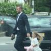 En petite robe blanche Chloe et chaussures bleues, Harper et David Beckham se rendent à une soirée parents à l'école de la petite fille, le 7 juillet 2015 à Londres
