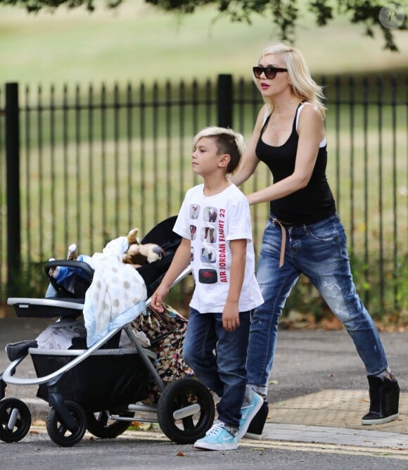 Sortie familiale au parc avec sa mère et son petit frère, Kingston choisit un look plus décontracté en jean, tee-shirt Jordan, et sneakers Nike, le 2 août 2014 à Londres