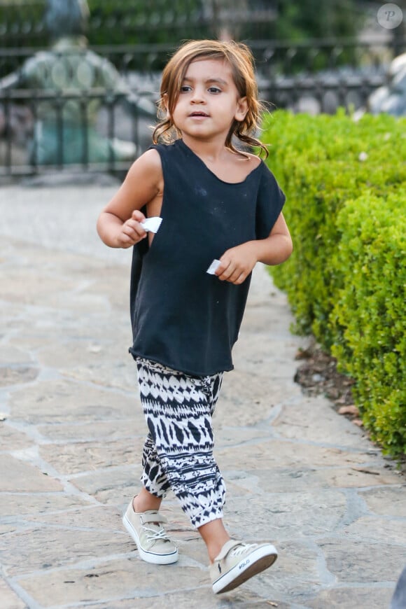 De sortie avec papa pour des sushis, Mason adopte une tenue décontractée avec des sneakers Polo, un débardeur " tank " noir, et un pantalon à motifs, le 11 septembre 2013 à Los Angeles