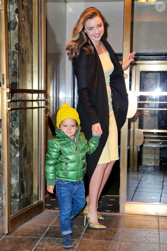 Petit bonhomme en doudoune verte et bonnet jaune, pour aller dîner avec maman, le 26 mars 2014 à New York