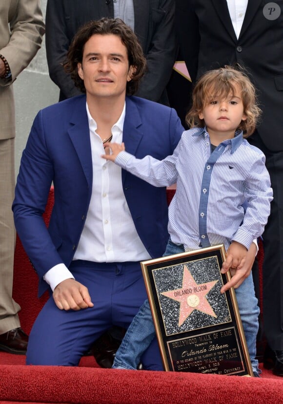 Aussi beau que papa, en chemise et jean pour l'inauguration de l'étoile d'Orlando Bloom sur le célèbre Walk of Fame, le 2 avril 2014 à Los Angeles