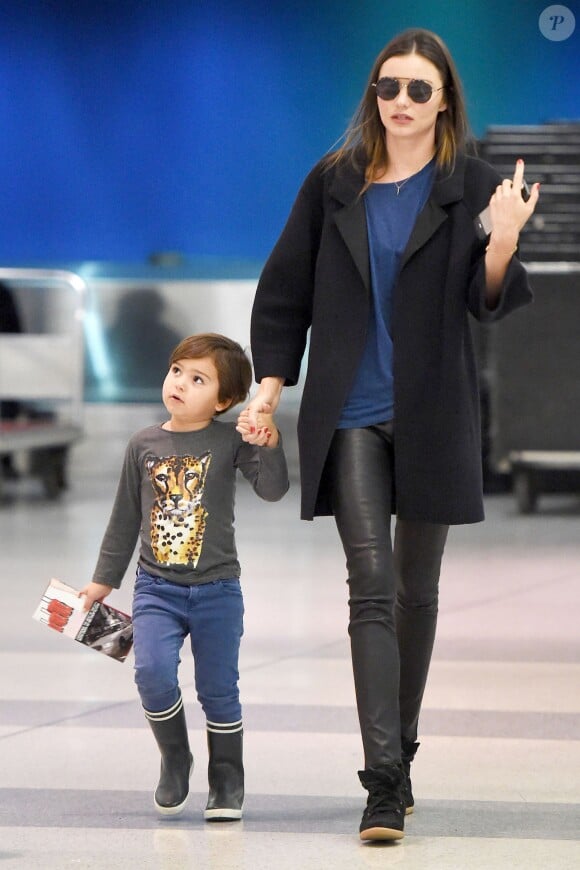 Les bottes de pluie ont du succès chez les plus petits : Flynn Bloom les a adoptées, à l'aéroport JFK avec sa mère Miranda Kerr, le 7 juin 2015 à New York
