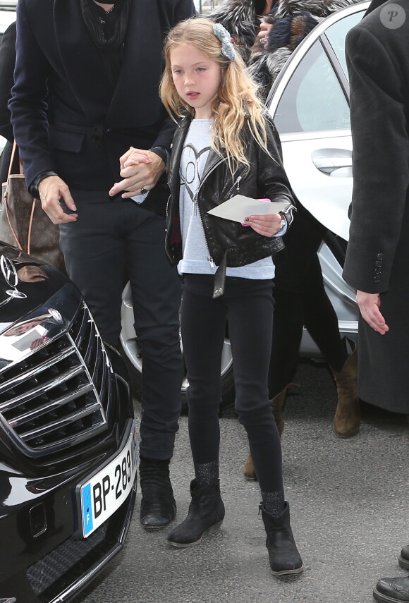 En sweat legging et bottines noires, Lila apporte une touche plus rock'n'chic avec son perfecto, à la fashion week de Paris le 6 mars 2013