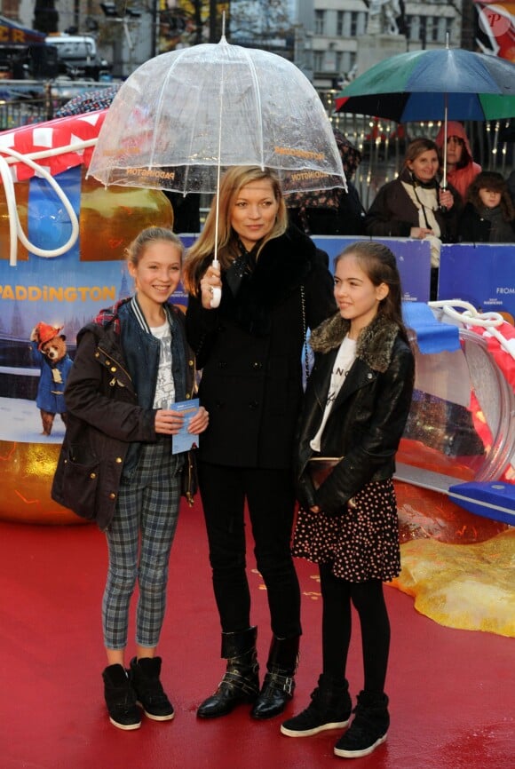 Sur le tapis rouge avec sa mère, en legging à carreaux et chaussures Ash, la petite fille impose son style : mélange de styles et d'imprimés, son look s'oppose totalement à celui de Kate beaucoup plus chic et minimaliste, le 23 novembre 2014 pour la première du film Paddington à Londres