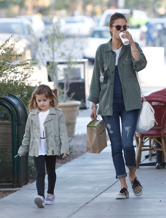 La petite Anja adopte le même style que sa maman avec une veste parka kaki, un legging noir, baskets colorées et tee shirt blanc, le 24 février 2014 à Los Angeles