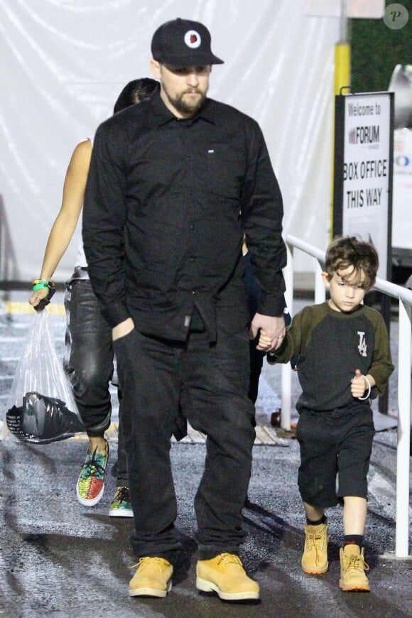 A la sortie du concert de Sam Smith avec papa, le petit Sparrow porte une tenue très street : bermuda, sweat bicolore noir et kaki, et Timberland aux pieds, à Los Angeles le 30 janvier 2015