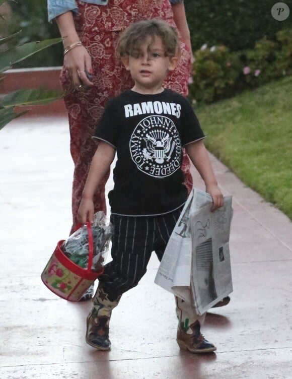 Pantalon rayé, tee-shirt Ramones et santiags aux pieds, Sparrow en mini cowboy rock quitte son hôtel avec maman, le 18 janvier 2013 à Beverly Hills