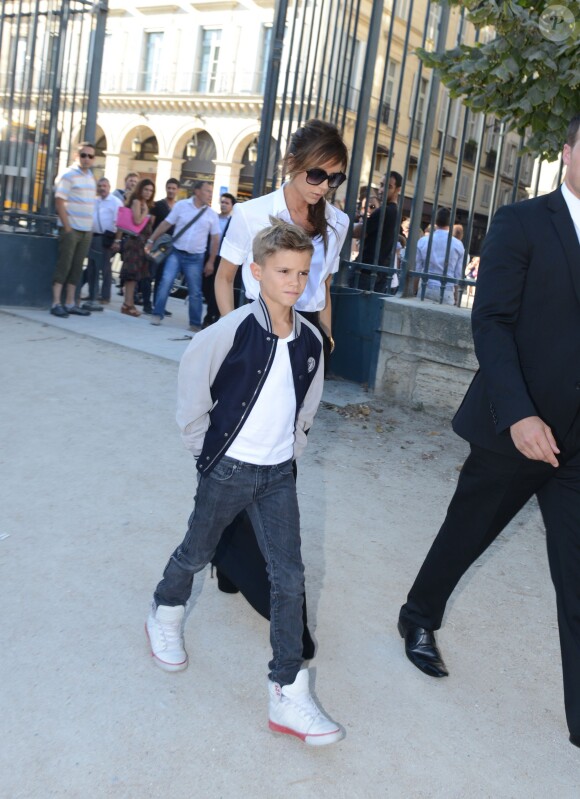 Promenade au jardin des Tuileries avec sa mère, après avoir fait du shopping chez Chanel, Romeo est habillé d'une veste teddy, d'un tee shirt blanc, d'un jean, et de baskets blanches, le 23 juillet 2012 à Paris
