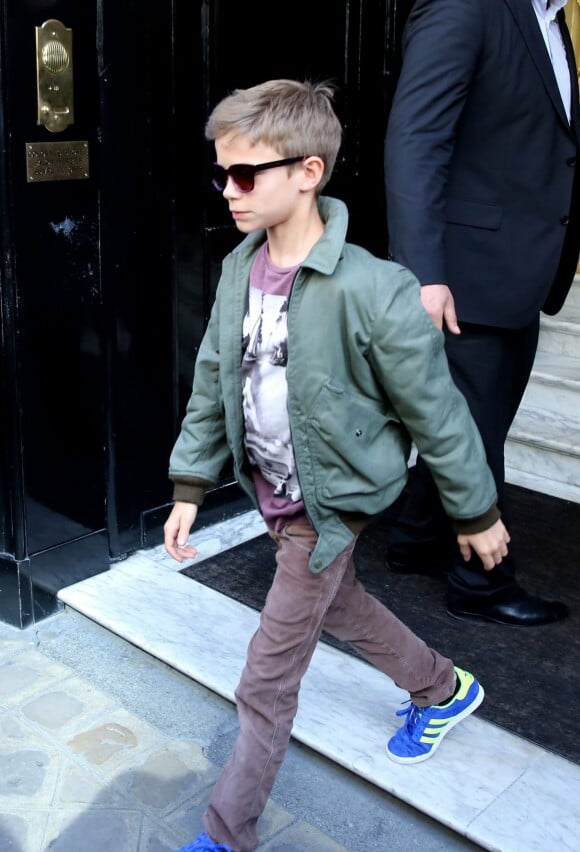 Veste bomber kaki, jean marron, baskets Adidas et lunettes de soleil, Romeo sort de son hôtel comme une star, le 4 mai 2013 à Paris