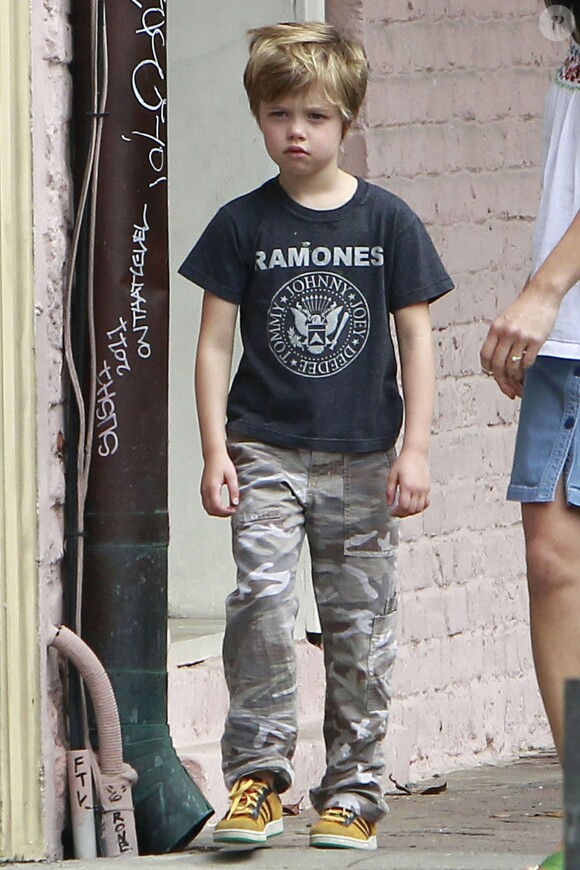Pantalon camouflage, tee shirt Ramones et coupe courte, la petite Shiloh se la joue tomboy, à la Nouvelle Orléans le 7 mars 2012