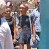 Changement capillaire et tenue 100% nineties : la célèbre fille de Will Smith adopte un ensemble gris dont une jupe volante taille haute et un tee-shirt crop-top, accessoirisé d'un bandana rouge dans ses cheveux et un sac en denim, pour aller au marché aux puces d'Hollywood le 7 juillet 2013