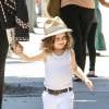 Un bébé très chic, tout en blanc, avec des mocassins en daim et un chapeau fedora, il accompagne sa maman Rachel Zoe dans les rues de Los Angeles, le 13 juin 2014