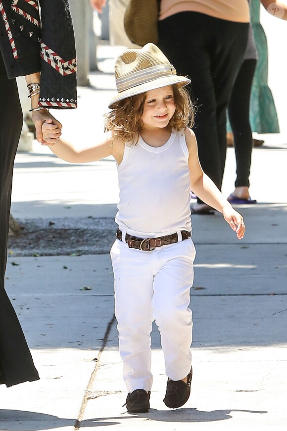 Un bébé très chic, tout en blanc, avec des mocassins en daim et un chapeau fedora, il accompagne sa maman Rachel Zoe dans les rues de Los Angeles, le 13 juin 2014