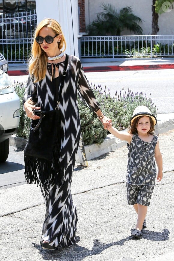 Sorti et assorti avec maman, pour aller boire un café, le petit Skyler est vêtu d'un ensemble à motifs noir et gris, accompagné de mocassins noirs et d'un autre chapeau, le 14 juin 2014 à Los Angeles