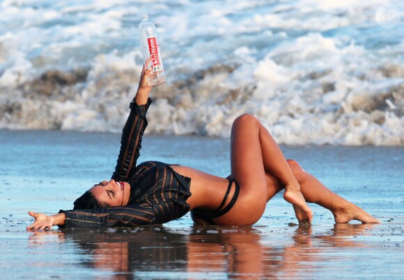 Le mannequin brésilien Bruna Tuna en pleine séance photo pour 138 Water à sur la plage de Malibu, le 4 août 2015.