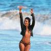 Bruna Tuna, irrésistible en petite veste et bas de bikini, participe à une séance photo pour 138 Water à sur la plage de Malibu, le 4 août 2015.