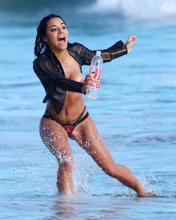 Le mannequin brésilien Bruna Tuna en pleine séance photo pour 138 Water à sur la plage de Malibu, le 4 août 2015.