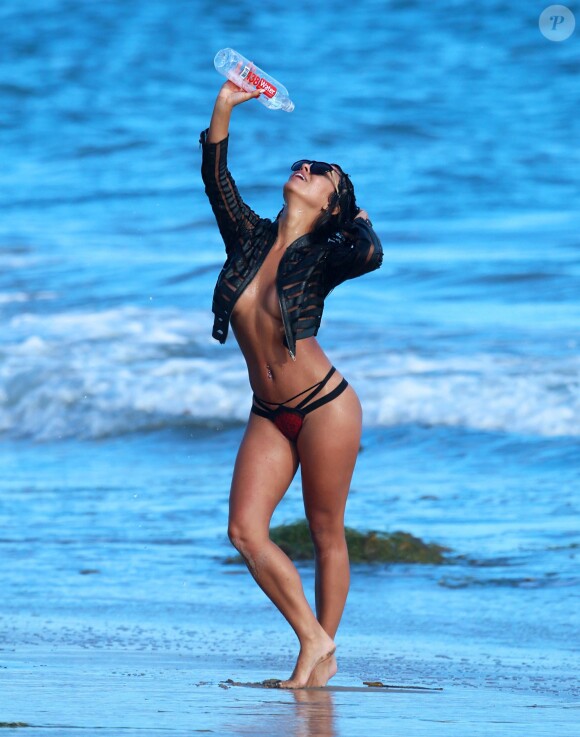 Le mannequin brésilien Bruna Tuna en pleine séance photo pour 138 Water à sur la plage de Malibu, le 4 août 2015.