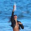 Le mannequin brésilien Bruna Tuna en pleine séance photo pour 138 Water à sur la plage de Malibu, le 4 août 2015.