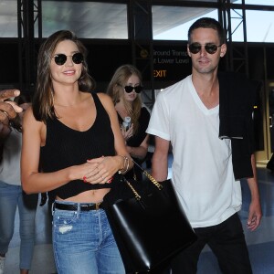 Miranda Kerr prend l'avion à l'aéroport de Los Angeles avec son nouveau petit-ami Evan Spiegel, le 12 août 2015. Evan Spiegel est un entrepreneur américain et cofondateur et CEO de l'application mobile Snapchat. Miranda et Evan semblent très amoureux!  Miranda Kerr is all smiles while departing on a flight at LAX airport in Los Angeles, California with her new boyfriend Evan Spiegel on August 12, 2015. The 32-year-old model and her 25-year-old billionaire boyfriend couldn't keep their hands off of each other while they waited for their flight!12/08/2015 - Los Angeles