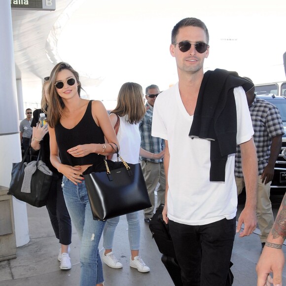 Miranda Kerr prend l'avion à l'aéroport de Los Angeles avec son nouveau petit-ami Evan Spiegel, le 12 août 2015. Evan Spiegel est un entrepreneur américain et cofondateur et CEO de l'application mobile Snapchat. Miranda et Evan semblent très amoureux!  Miranda Kerr is all smiles while departing on a flight at LAX airport in Los Angeles, California with her new boyfriend Evan Spiegel on August 12, 2015. The 32-year-old model and her 25-year-old billionaire boyfriend couldn't keep their hands off of each other while they waited for their flight!12/08/2015 - Los Angeles