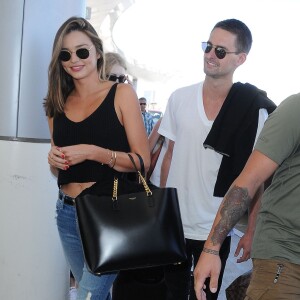 Miranda Kerr prend l'avion à l'aéroport de Los Angeles avec son nouveau petit-ami Evan Spiegel, le 12 août 2015. Evan Spiegel est un entrepreneur américain et cofondateur et CEO de l'application mobile Snapchat. Miranda et Evan semblent très amoureux!  Miranda Kerr is all smiles while departing on a flight at LAX airport in Los Angeles, California with her new boyfriend Evan Spiegel on August 12, 2015. The 32-year-old model and her 25-year-old billionaire boyfriend couldn't keep their hands off of each other while they waited for their flight!12/08/2015 - Los Angeles