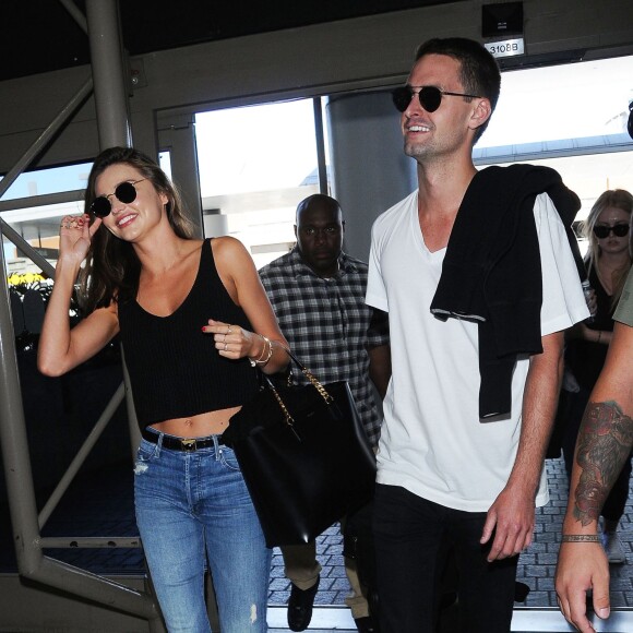 Miranda Kerr prend l'avion à l'aéroport de Los Angeles avec son nouveau petit-ami Evan Spiegel, le 12 août 2015. Evan Spiegel est un entrepreneur américain et cofondateur et CEO de l'application mobile Snapchat. Miranda et Evan semblent très amoureux!  Miranda Kerr is all smiles while departing on a flight at LAX airport in Los Angeles, California with her new boyfriend Evan Spiegel on August 12, 2015. The 32-year-old model and her 25-year-old billionaire boyfriend couldn't keep their hands off of each other while they waited for their flight!12/08/2015 - Los Angeles