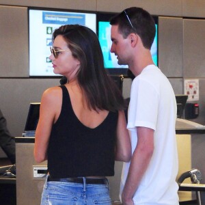 Miranda Kerr prend l'avion à l'aéroport de Los Angeles avec son nouveau petit-ami Evan Spiegel, le 12 août 2015. Evan Spiegel est un entrepreneur américain et cofondateur et CEO de l'application mobile Snapchat. Miranda et Evan semblent très amoureux!  Miranda Kerr is all smiles while departing on a flight at LAX airport in Los Angeles, California with her new boyfriend Evan Spiegel on August 12, 2015. The 32-year-old model and her 25-year-old billionaire boyfriend couldn't keep their hands off of each other while they waited for their flight!12/08/2015 - Los Angeles