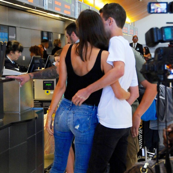 Miranda Kerr prend l'avion à l'aéroport de Los Angeles avec son nouveau petit-ami Evan Spiegel, le 12 août 2015. Evan Spiegel est un entrepreneur américain et cofondateur et CEO de l'application mobile Snapchat. Miranda et Evan semblent très amoureux!  Miranda Kerr is all smiles while departing on a flight at LAX airport in Los Angeles, California with her new boyfriend Evan Spiegel on August 12, 2015. The 32-year-old model and her 25-year-old billionaire boyfriend couldn't keep their hands off of each other while they waited for their flight!12/08/2015 - Los Angeles