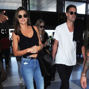 Miranda Kerr prend l'avion à l'aéroport de Los Angeles avec son nouveau petit-ami Evan Spiegel, le 12 août 2015. Evan Spiegel est un entrepreneur américain et cofondateur et CEO de l'application mobile Snapchat. Miranda et Evan semblent très amoureux!  Miranda Kerr is all smiles while departing on a flight at LAX airport in Los Angeles, California with her new boyfriend Evan Spiegel on August 12, 2015. The 32-year-old model and her 25-year-old billionaire boyfriend couldn't keep their hands off of each other while they waited for their flight!12/08/2015 - Los Angeles