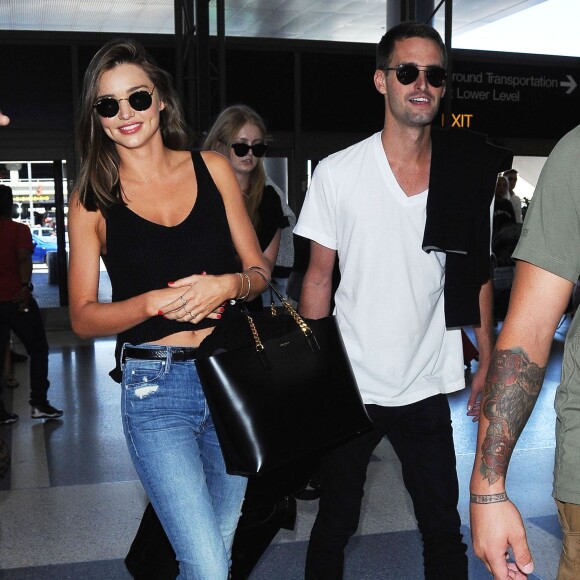 Miranda Kerr prend l'avion à l'aéroport de Los Angeles avec son nouveau petit-ami Evan Spiegel, le 12 août 2015. Evan Spiegel est un entrepreneur américain et cofondateur et CEO de l'application mobile Snapchat. Miranda et Evan semblent très amoureux!  Miranda Kerr is all smiles while departing on a flight at LAX airport in Los Angeles, California with her new boyfriend Evan Spiegel on August 12, 2015. The 32-year-old model and her 25-year-old billionaire boyfriend couldn't keep their hands off of each other while they waited for their flight!12/08/2015 - Los Angeles