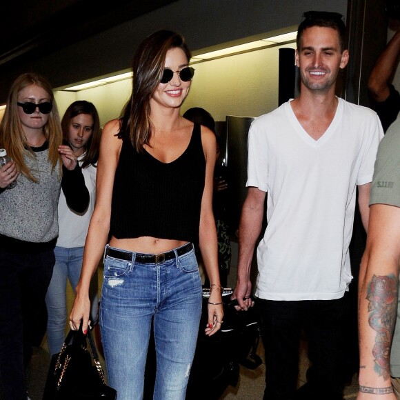 Miranda Kerr prend l'avion à l'aéroport de Los Angeles avec son nouveau petit-ami Evan Spiegel, le 12 août 2015. Evan Spiegel est un entrepreneur américain et cofondateur et CEO de l'application mobile Snapchat. Miranda et Evan semblent très amoureux!  Miranda Kerr is all smiles while departing on a flight at LAX airport in Los Angeles, California with her new boyfriend Evan Spiegel on August 12, 2015. The 32-year-old model and her 25-year-old billionaire boyfriend couldn't keep their hands off of each other while they waited for their flight!12/08/2015 - Los Angeles