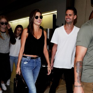 Miranda Kerr prend l'avion à l'aéroport de Los Angeles avec son nouveau petit-ami Evan Spiegel, le 12 août 2015. Evan Spiegel est un entrepreneur américain et cofondateur et CEO de l'application mobile Snapchat. Miranda et Evan semblent très amoureux!  Miranda Kerr is all smiles while departing on a flight at LAX airport in Los Angeles, California with her new boyfriend Evan Spiegel on August 12, 2015. The 32-year-old model and her 25-year-old billionaire boyfriend couldn't keep their hands off of each other while they waited for their flight!12/08/2015 - Los Angeles