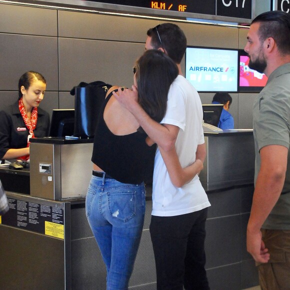Miranda Kerr prend l'avion à l'aéroport de Los Angeles avec son nouveau petit-ami Evan Spiegel, le 12 août 2015. Evan Spiegel est un entrepreneur américain et cofondateur et CEO de l'application mobile Snapchat. Miranda et Evan semblent très amoureux!  Miranda Kerr is all smiles while departing on a flight at LAX airport in Los Angeles, California with her new boyfriend Evan Spiegel on August 12, 2015. The 32-year-old model and her 25-year-old billionaire boyfriend couldn't keep their hands off of each other while they waited for their flight!12/08/2015 - Los Angeles