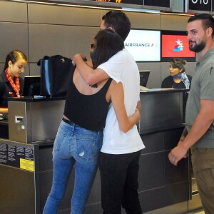 Miranda Kerr prend l'avion à l'aéroport de Los Angeles avec son nouveau petit-ami Evan Spiegel, le 12 août 2015. Evan Spiegel est un entrepreneur américain et cofondateur et CEO de l'application mobile Snapchat. Miranda et Evan semblent très amoureux!  Miranda Kerr is all smiles while departing on a flight at LAX airport in Los Angeles, California with her new boyfriend Evan Spiegel on August 12, 2015. The 32-year-old model and her 25-year-old billionaire boyfriend couldn't keep their hands off of each other while they waited for their flight!12/08/2015 - Los Angeles