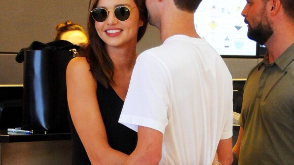 Miranda Kerr prend l'avion à l'aéroport de Los Angeles avec son nouveau petit-ami Evan Spiegel, le 12 août 2015. Evan Spiegel est un entrepreneur américain et cofondateur et CEO de l'application mobile Snapchat.