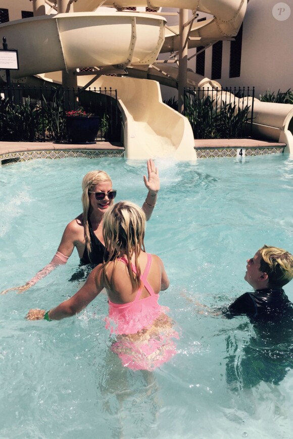 Tori Spelling et ses enfants s'amusent en vacances à Carlsbad, Los Angeles, le 10 août 2015
