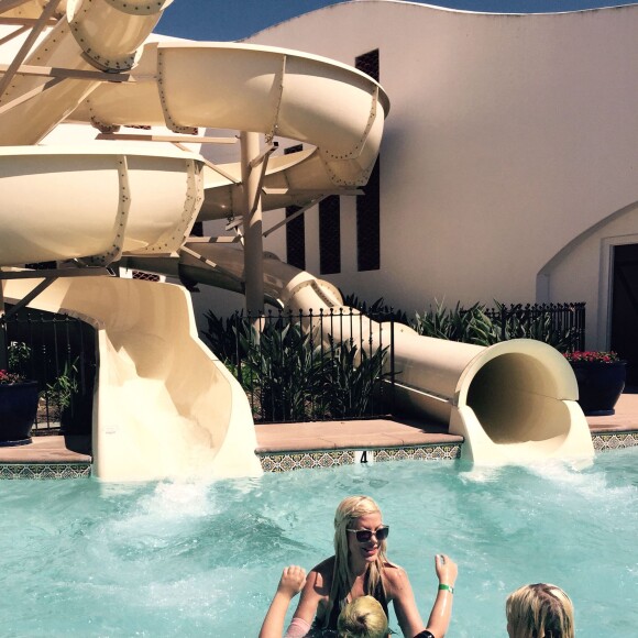 Tori Spelling et ses enfants s'amusent en vacances à Carlsbad, Los Angeles, le 10 août 2015