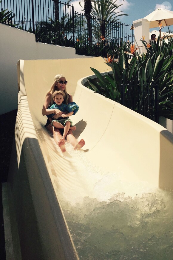 Tori Spelling et ses enfants s'amusent en vacances à Carlsbad, Los Angeles, le 10 août 2015